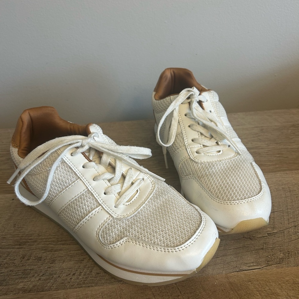 Banana Republic Factory White faux Leather Walking Sneakers Sz 7.5 Comfort